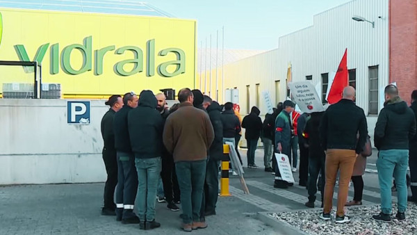 Trabalhadores em greve à porta da Santos Barosa, do grupo Vidrala