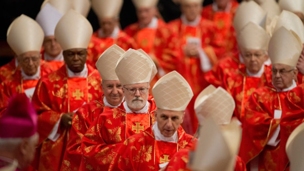 Cardeais a caminho do conclave de 2013