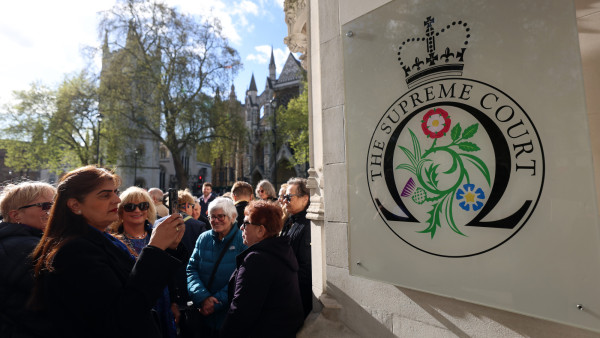 Mulheres concentradas à porta do Supremo Tribunal do Reino Unido esta quarta-feira.