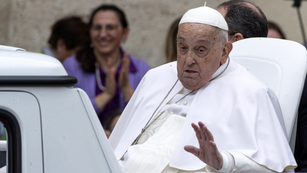 Papa desloca-se na Praça de São Pedro depois da mensagem Urbi et Orbi