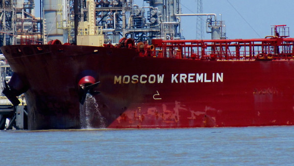 Petroleiro russo faz entrega na Shell em 2011. Foto de joecabby2011/Flickr.