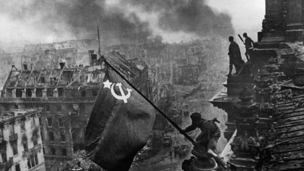 A bandeira soviética no Reichstag na tomada de Berlim pelo Exército Vermelho
