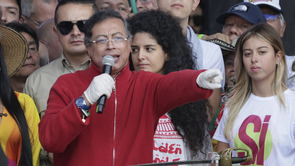 Gustavo Petro fala aos trabalhadores no 1º de Maio em frente à espada de Simon Bolivar.