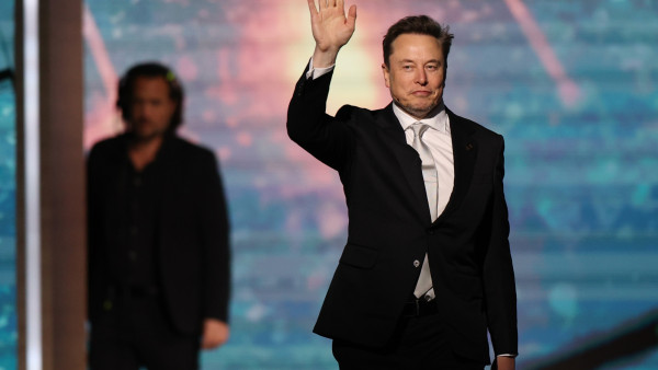 Musk foi à Arábia Saudita com Trump para fazer negócios.