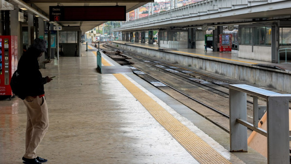 estação do Cais do Sodré sem comboios