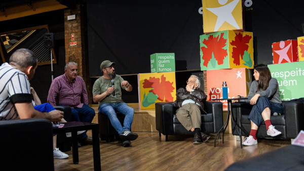 Mariana Mortágua e Fernando Rosas com trabalhadores por turnos.