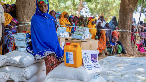 Assistência alimentar no Niger.