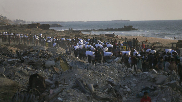 Palestinianos na rua Al-Rashid com sacos de farinha. Foto de Yousef Zaanoun /Activestills