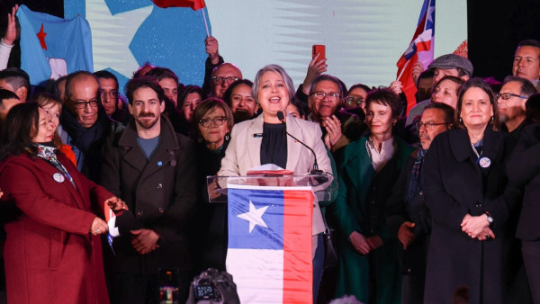 Jeannette Jara discursa aos apoiantes na noite da vitória das primárias. 