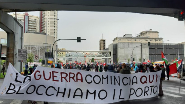 Trabalhadores do porto de Génova manifestam-se pela Palestina e contra a guerra.