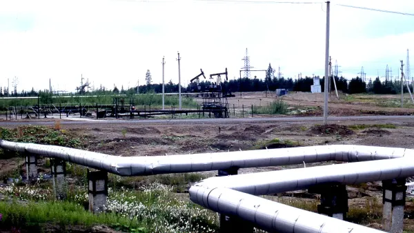 Oleoduto e instalações de gás, região de Usinsk, Rússia, em 1998. Alain Bachellier via flickr. 