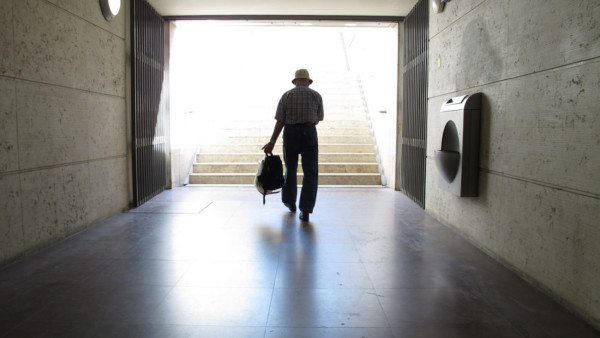 homem.a sair d estação de metro
