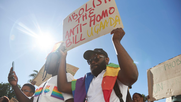 Manifestante contra a lei repressiva do Uganda.