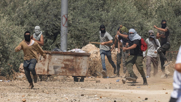Colonos israelitas atacam a aldeia de Turmus Ayya, na Cisjordânia, a 26 de junho de 2025. (Oren Ziv)