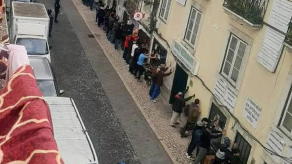 Polícia encosta imigrantes à parede na rua do Benformoso