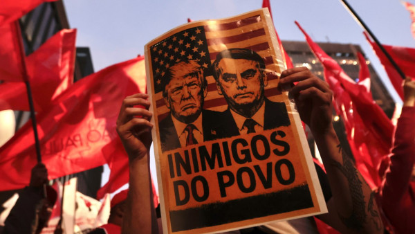  Cartaz com a foto do presidente Donald Trump e o ex-presidente Jair Bolsonaro
