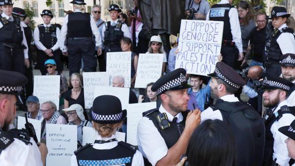 Manifestantes em Londres este sábado contra a designação do Palestine Action como grupo terrorista. Foto de ANDY RAIN/EPA/Lusa.