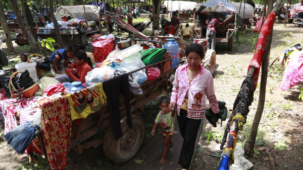 Cambojanos fogem da zona perto da fronteira com a Tailândia. Foto de KITH SEREY/EPA/Lusa.