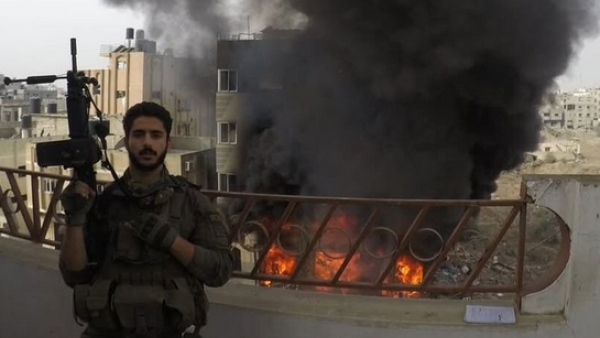 Tameer Mulla, o último dos soldados israelitas visados pela Fundação Hind Rajab, publica uma foto nas suas redes sociais a gabar-se da destruição de Gaza.