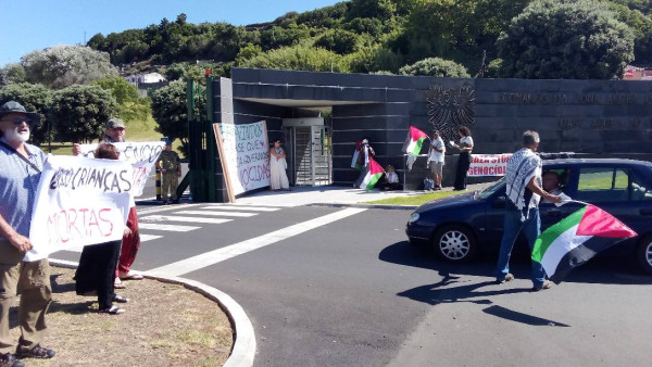Protesto por Gaza em frente à Base das Lajes.
