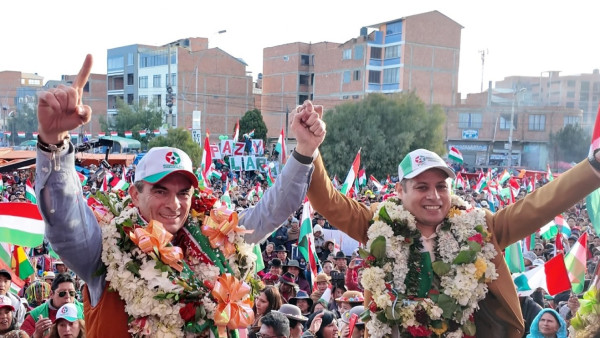 Rodrigo Paz e o candidato a vice Edman Lara no encerramento de campanha.