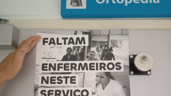 Cartaz do SEP a alertar para a falta de enfermeiros num dos serviços do Hospital Amato Lusitano, em Castelo Branco.