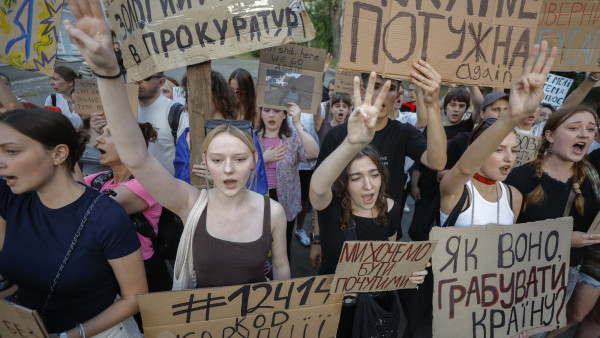 Manifestação em Kiev contra a lei que limitava a independência da investigação anti-corrupção.
