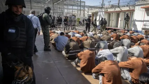 Foto de prisioneiros palestinianos publicada por The Palestinian Information Center em Dezembro de 2024