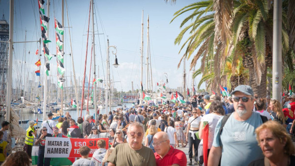 Milhares de pessoas despediram-se da flotilha humanitária em Barcelona.