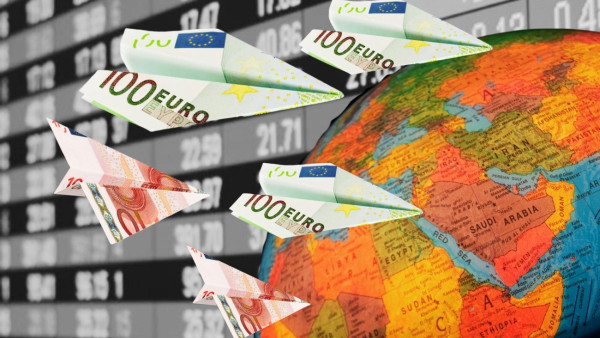 Avião de papel com notas a voar, como globo terrestre e painel de cotaçoes bolsistas em fundo