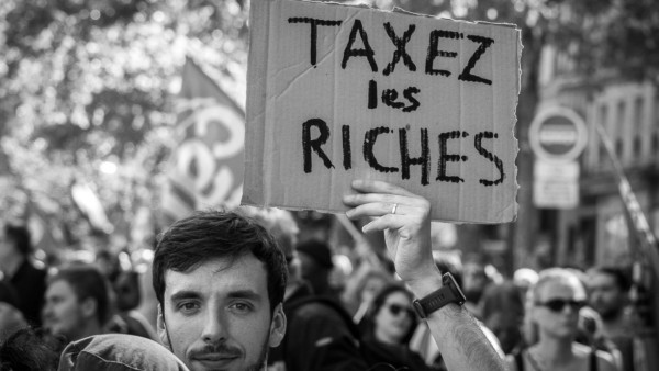 Cartaz “Taxem os ricos”