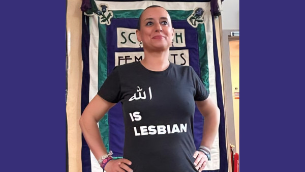 Betty com a t-shirti "Deus é lésbica"