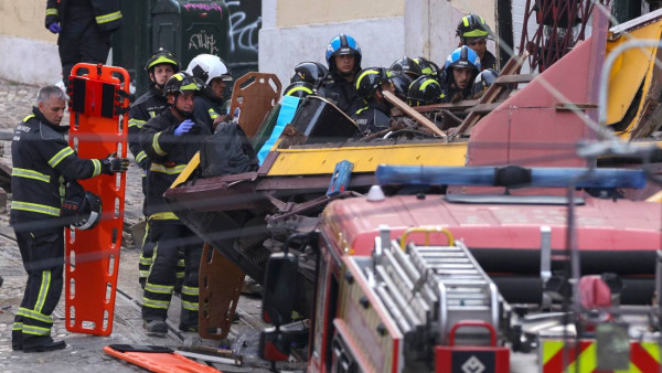 Bombeiros no local do acidente no elevador da Glória