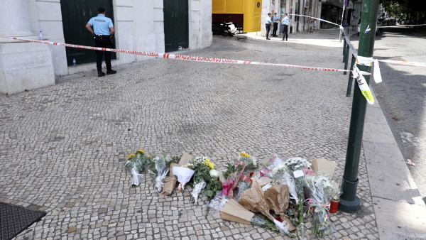 Flores em memória das vítimas do acidente do Elevador da Glória.