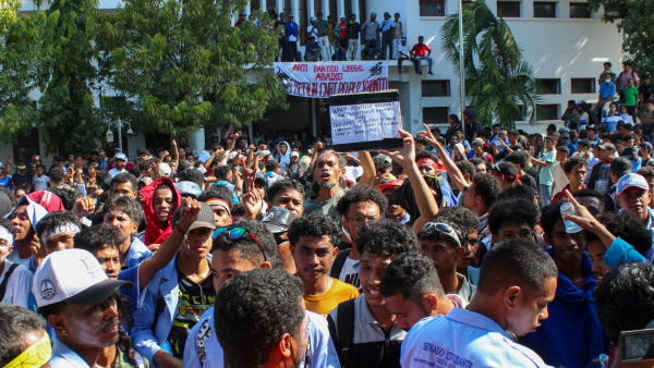 Manifestantes em Dili.