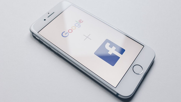 Aplicações da Google e Facebook num telemóvel.