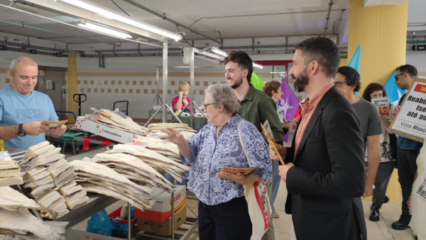 Helena Pinto e Fabian Figueiredo no arranque da campanha eleitoral no mercado de Torres Novas