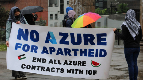 Prtesto em frente a um edifício da Microsoft em Seattle, EUA, em maio de 2024. 