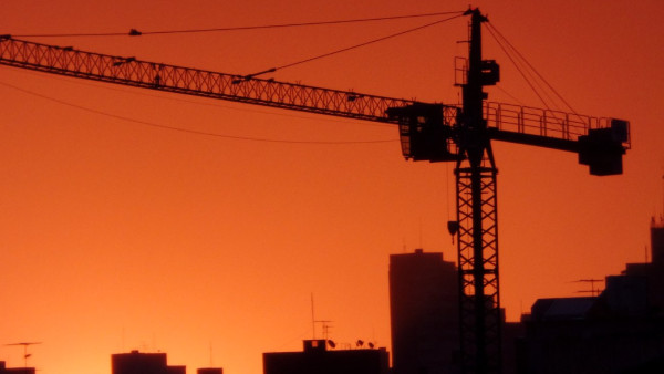 Guindate sobre prédio ao pôr do sol