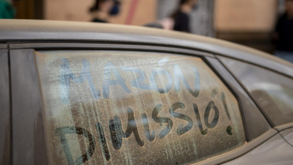 Mensagem escrita num carro coberto de lama após a passagem da tempestade