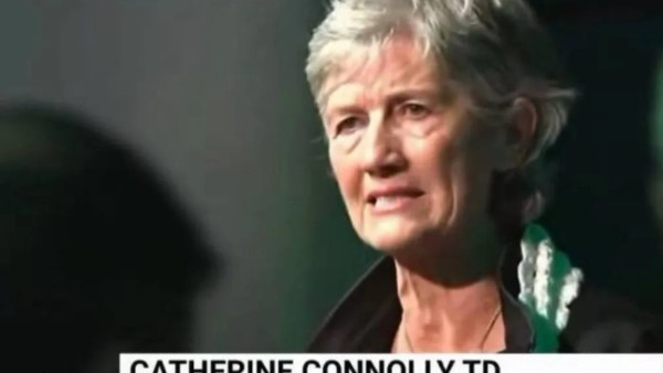 Captura de ecrã de um vídeo gerado por IA que mostra falsamente a candidata presidencial irlandesa Catherine Connolly a retirar a sua candidatura.