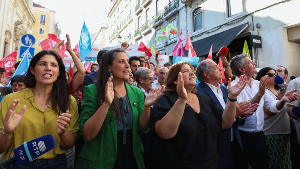 Mariana Mortágua, Isabel Mendes Lopes e Alexandra Leitão na descida do Chiado