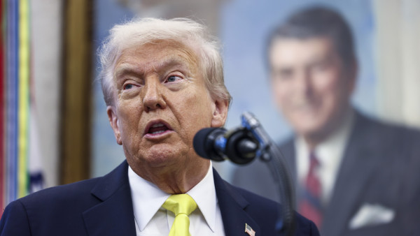 Trump em conferência de imprensa na sala oval.