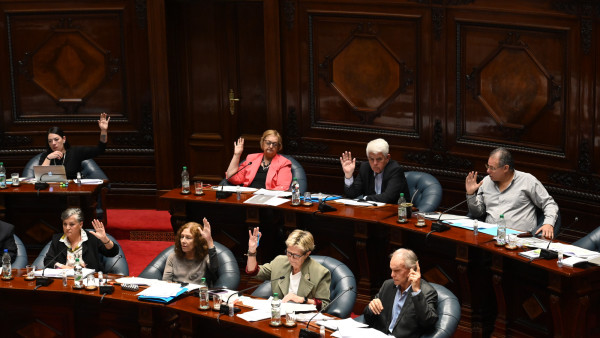 Senadores da Frente Ampla aprovam a lei da eutanásia.