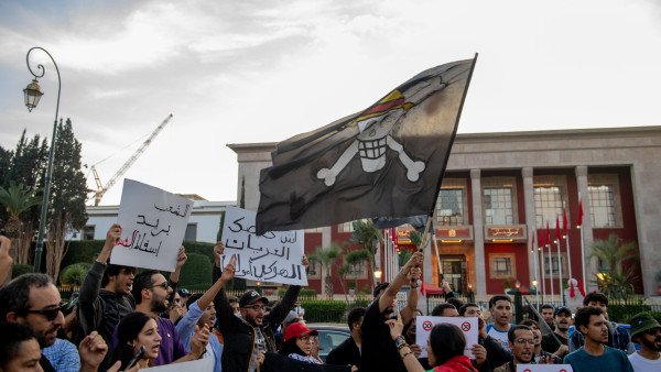 Manifestantes em Rabat com a bandeira do One Piece.