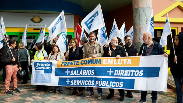 Manifestantes durante a greve geral de trabalhadores da administração pública na sede da Segurança Social, em Lisboa