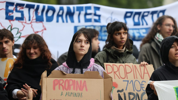 estudantes na manifestação contra as propinas