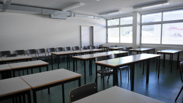 Sala de aula vazia.