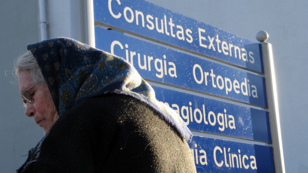 Idosa no exterior do hospital