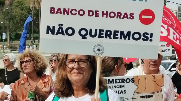 Enfermeiras protestam contra banco de horas.